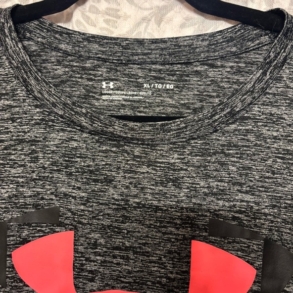 Women’s Short Sleeve Under Armour Top Size XL - Picture 3 of 4
